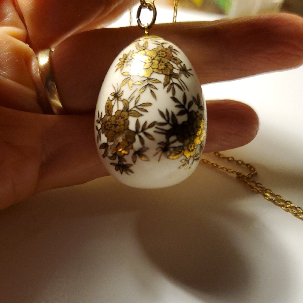Elegant Gold and White Floral Pendant Necklace